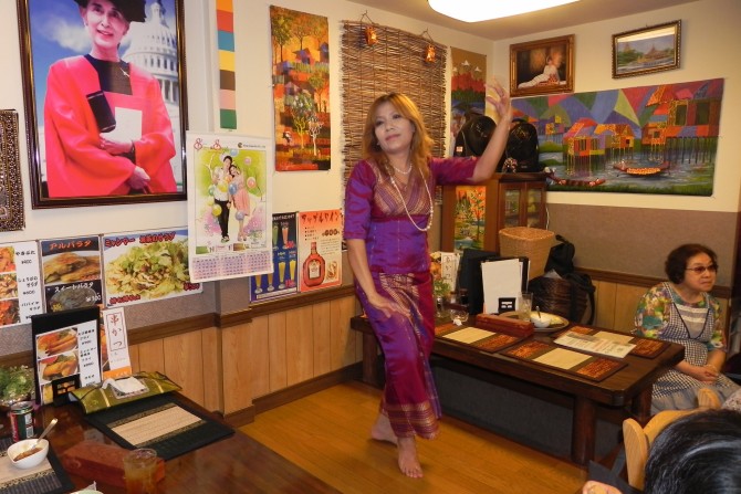 Jun Tsutsui + Dancing People in Shin-Nagata