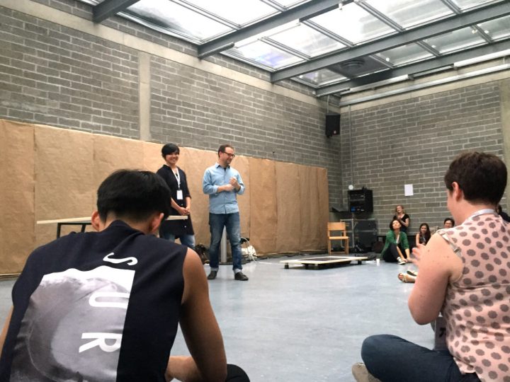 OPEN STUDIOの様子。こちらのOPENSTUDIOでは、tanzmesseのために製作された映像作品の展示・紹介とアーティストによる簡単なトークが行われていました